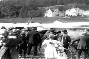 Bilde av Folkeansamling da det første flyet landet i Sandefjord